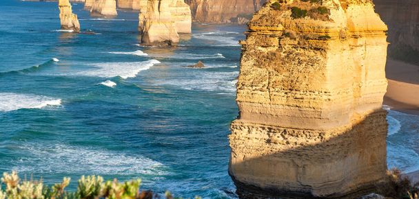 Verbazingwekkende kustlijn van de Twaalf Apostelen, verzameling van kalkstenen stapels voor de kust van Port Campbell National Park, bij de Great Ocean Road in Victoria, Australië bij zonsopgang. - Foto, afbeelding