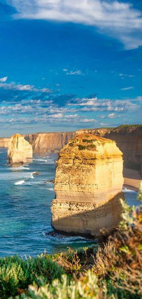 Úžasné pobřeží dvanácti apoštolů, sbírka vápencových komínů u pobřeží národního parku Port Campbell, u Great Ocean Road ve Victoria, Austrálie za úsvitu. - Fotografie, Obrázek
