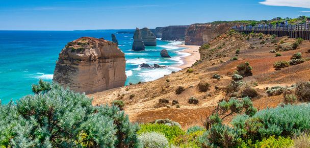 Καταπληκτική ακτογραμμή των Δώδεκα Αποστόλων, συλλογή από ασβεστόλιθους στοίβες στα ανοικτά των ακτών του Port Campbell Εθνικό Πάρκο, από το Great Ocean Road στη Βικτώρια, Αυστραλία σε μια όμορφη μέρα. - Φωτογραφία, εικόνα