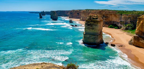 Καταπληκτική ακτογραμμή των Δώδεκα Αποστόλων, συλλογή από ασβεστόλιθους στοίβες στα ανοικτά των ακτών του Port Campbell Εθνικό Πάρκο, από το Great Ocean Road στη Βικτώρια, Αυστραλία σε μια όμορφη μέρα. - Φωτογραφία, εικόνα