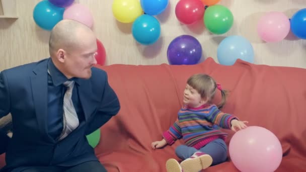 Vater kommt nach Feierabend zu seiner Tochter zum Geburtstag und bringt sie zum Lachen - Filmmaterial, Video