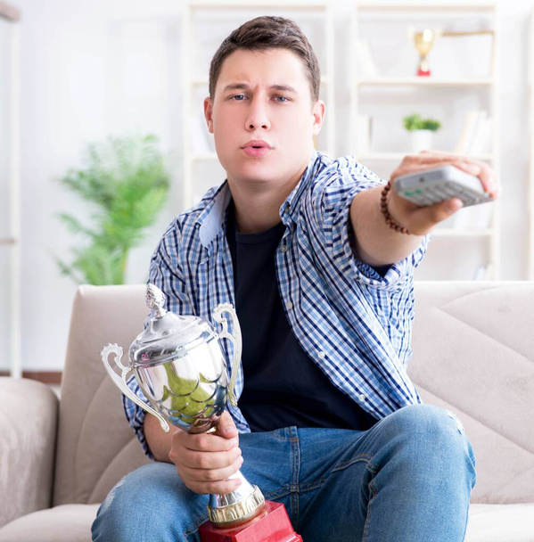 Jeune homme étudiant regarder le football à la maison - Photo, image
