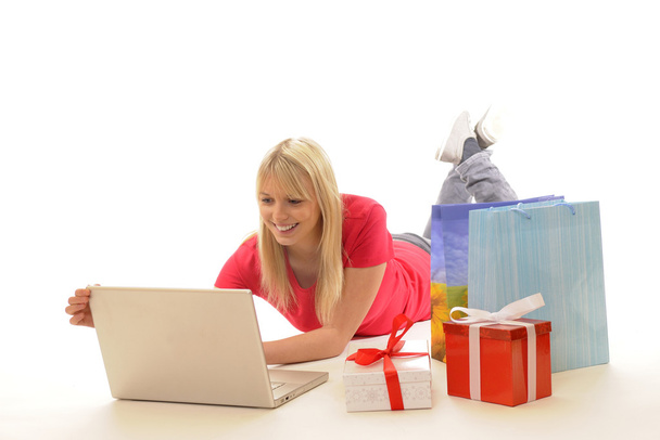 Mujer joven mientras que las compras en línea
 - Foto, imagen