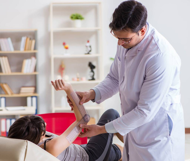 Médico revisando pacientes flexibilidad articular - Foto, Imagen