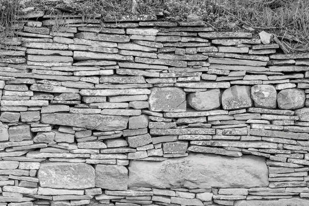 immagine di muro di pietra in ambiente rurale, immagine in bianco e nero - Foto, immagini