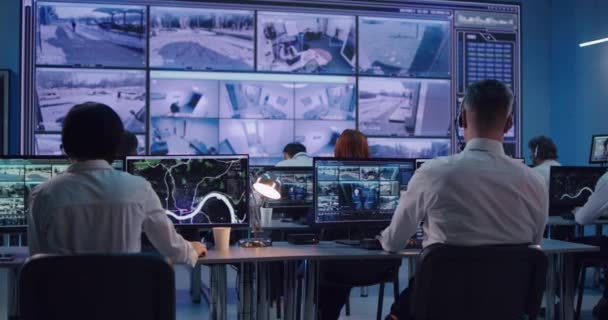 Equipo de vigilancia trabajando en la oficina - Metraje, vídeo