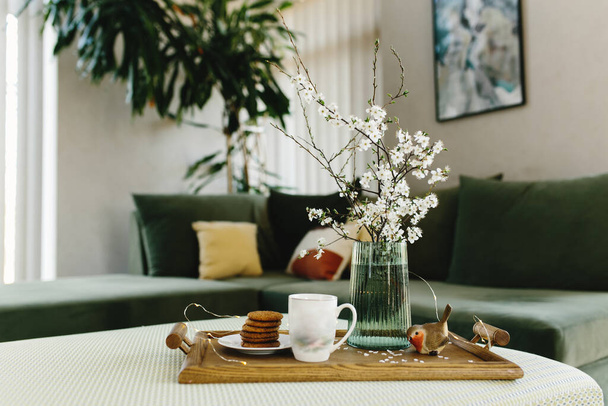 Domácí interiér. Sušenky, kafe. Jablečný strom, pták. Rozmazané pozadí - Fotografie, Obrázek
