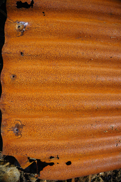 Paslı eski kıvrımlı demir döküntüsü sol dikey bileşim. - Fotoğraf, Görsel