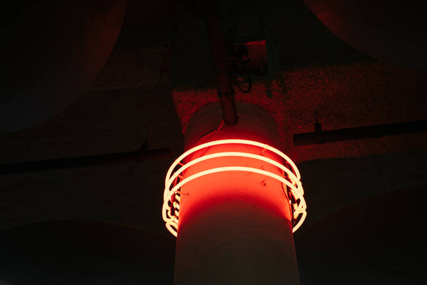 Bague au néon rouge sur le poteau. source d'énergie, portail rond, néons rouges, réalité virtuelle, cercles, anneaux lumineux, infrarouge, spectre ultraviolet, laser. - Photo, image