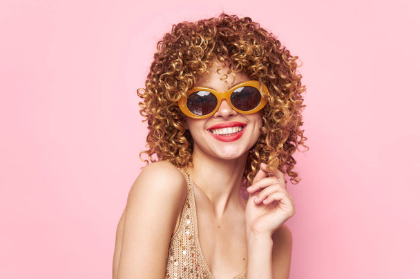 kobieta moda kręcone włosy uśmiech czerwone usta okulary słoneczne ubrania  - Zdjęcie, obraz