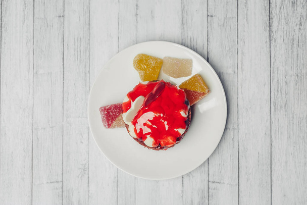 piros torta egy tányéron desszert édességek cukorka snack közelkép - Fotó, kép
