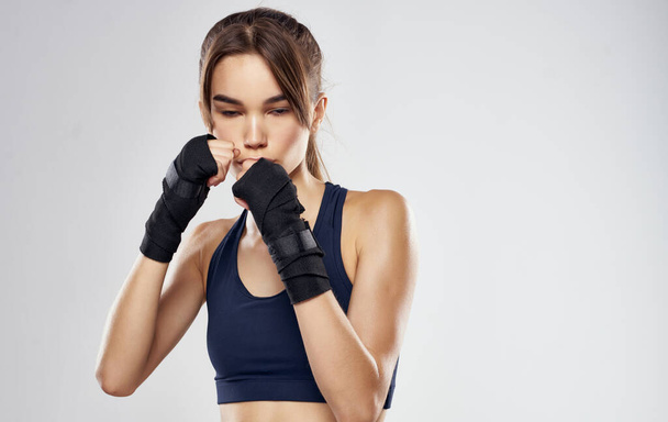 Gri arka planda eldivenli kadın boksör esmer modelin kırpılmış görüntüsü - Fotoğraf, Görsel