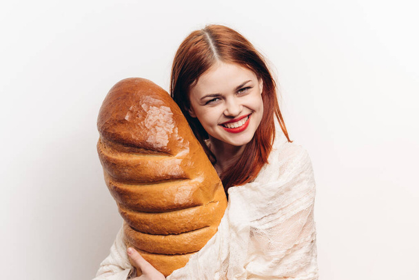 mulher emocional com flor grande farinha produto pão luz fundo - Foto, Imagem