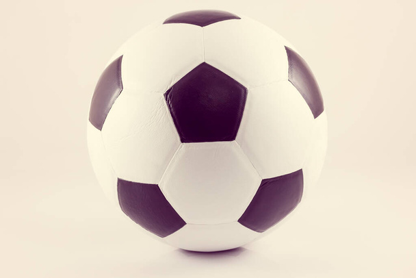 Klasický fotbalový míč, fotbal na bílém pozadí ve stylu vintage - Fotografie, Obrázek