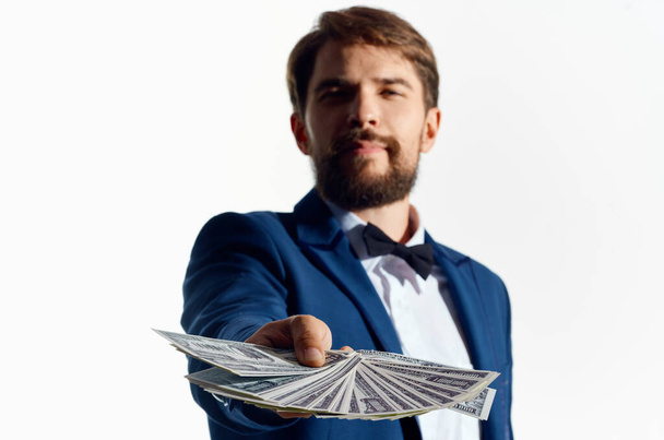 ένας άνδρας με ένα κλασικό κοστούμι με ένα μάτσο χρήματα μοντέλο χρηματοδότησης των επιχειρήσεων τραπεζογραμματίων - Φωτογραφία, εικόνα