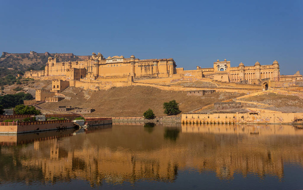 Pohled a odraz Amber Fort a palác stavět Rajput král Sawai Mansingh v 1592, Jaipur, Rajasthan, Indie. - Fotografie, Obrázek