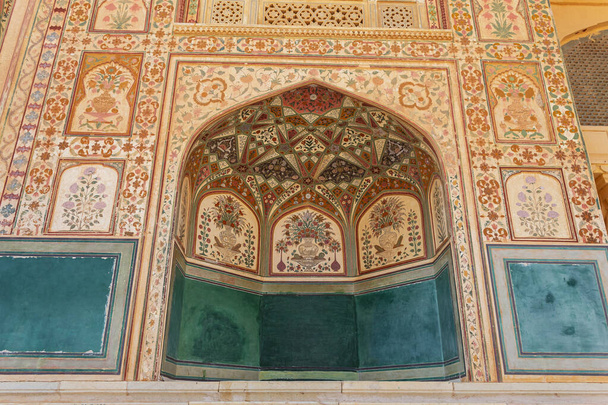 Porta d'ingresso principale di Sheesh Mahal o specchio Palazzo dipinto con dipinti reali. Palazzo di Ambra, Jaipur, Rajasthan, India. - Foto, immagini