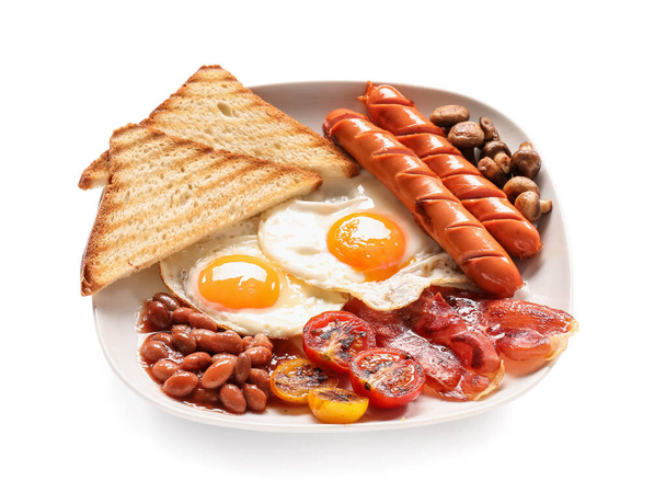 Desayuno inglés tradicional con huevos fritos en plato sobre fondo blanco - Foto, Imagen