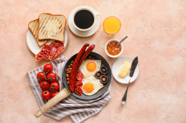 Традиционный английский завтрак с яичницей на цветном фоне - Фото, изображение