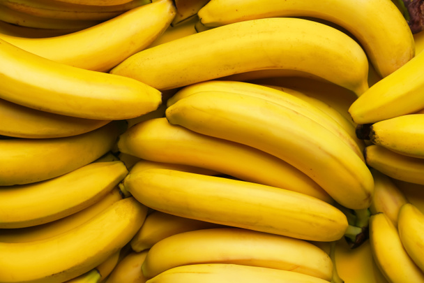 Plátanos maduros sabrosos como fondo - Foto, imagen