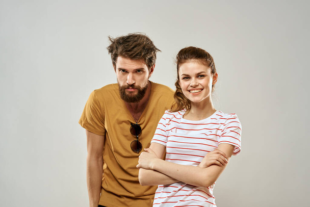 Junges Paar Geselligkeit Romantik Lifestyle Mode Spaß Licht Hintergrund - Foto, Bild