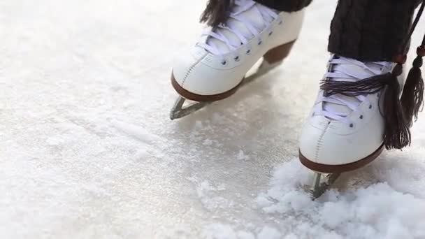 Pernas em patins figura close-up. Patinação infantil no gelo. - Filmagem, Vídeo
