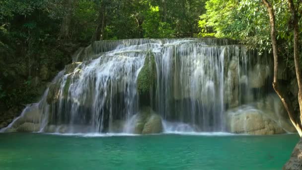 Una delle cascate della cascata Erawan nella provincia di Kanchanaburi, Thailandia, 4k - Filmati, video