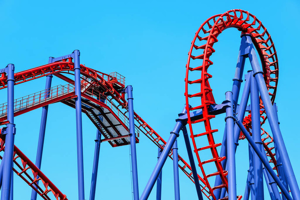 close-up beeld van een achtbaan en de blauwe lucht - Foto, afbeelding