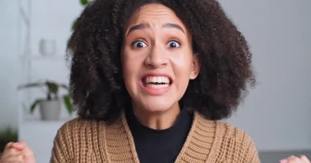Портрет розгніваної афро-американки етнічна розчарована дівчина з кучерями крики від стресових проблем відчуває страх безнадійності жаху несподіванки жести люті зблизька жіноче сумне обличчя - Кадри, відео