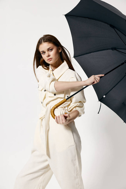piękna kobieta w białym garniturze z otwartym parasolem nowoczesny styl odizolowane tło - Zdjęcie, obraz