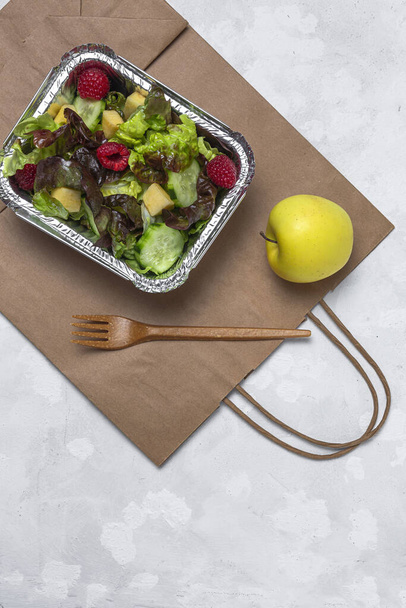 Gezonde veganistische Take away salade in aluminium container of levering van voedsel. - Foto, afbeelding