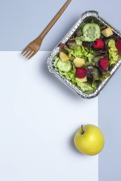 Terve vegaani Ota pois salaatti alumiinisäiliössä tai ruoan toimituksessa. - Valokuva, kuva
