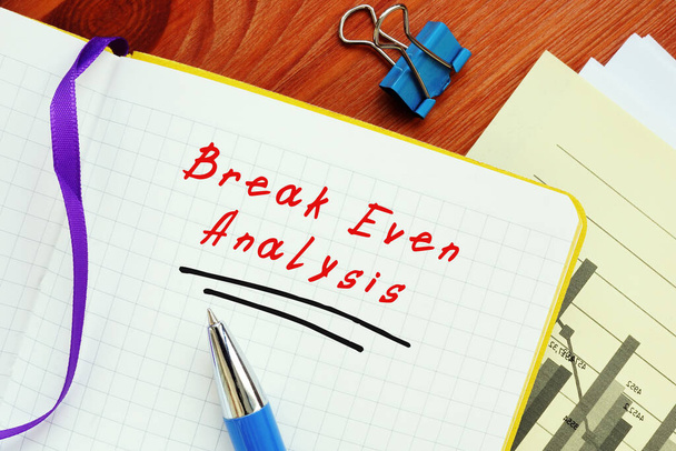  Conceito financeiro sobre Break Even Analysis com frase na página - Foto, Imagem
