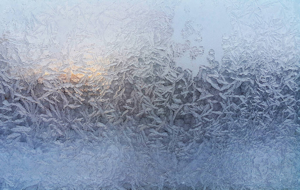 Όμορφα σχέδια πάγου στο παράθυρο του χειμώνα, φυσικό κοντινό φόντο ή υφή - Φωτογραφία, εικόνα