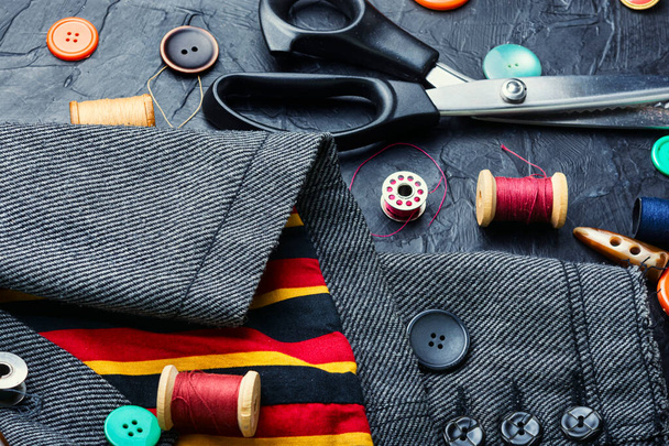 Kit de costura de hilos, botones y tela.Accesorios para costura y costura - Foto, Imagen