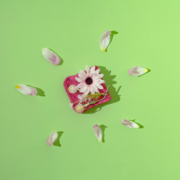 Рожевий тост з квітами і пелюстками навколо на зеленому фоні. Концепція творчого джерела. Мінімальний дизайн. Валентина або День матері. Банер. - Фото, зображення