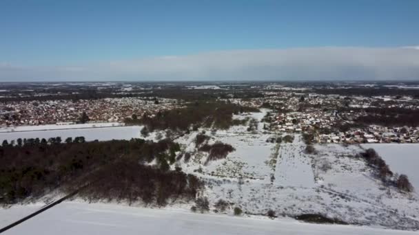 Drónfelvételek a korábbi RAF Martlesham Heath légitámaszpontról havazva Suffolkban, Angliában - Felvétel, videó