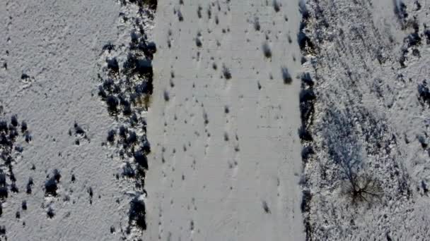 Imágenes de drones de la antigua base aérea RAF Martlesham Heath cubierta de nieve en Suffolk, Reino Unido - Metraje, vídeo