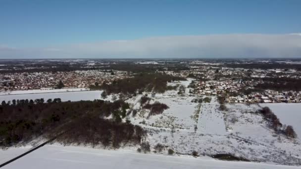 Drone beelden van de voormalige luchtmachtbasis RAF Martlesham Heath bedekt met sneeuw in Suffolk, UK - Video