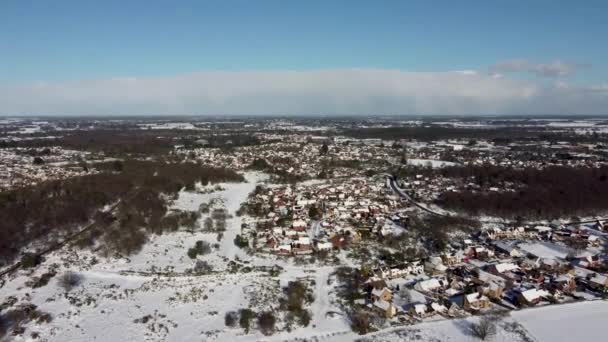Video drone dell'ex base aerea RAF Martlesham Heath coperto di neve nel Suffolk, Regno Unito - Filmati, video