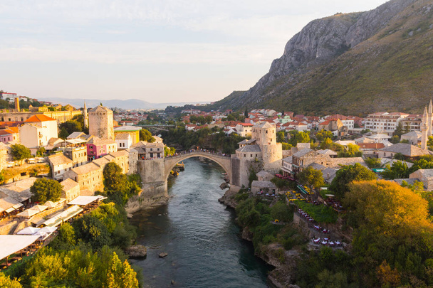 Kilátás a történelmi régi híd Mostar naplementekor. Bosznia-Hercegovina - Fotó, kép
