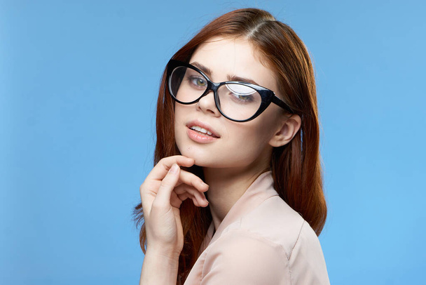charming woman with glasses fashion elegant style attractiveness blue background - Foto, imagen