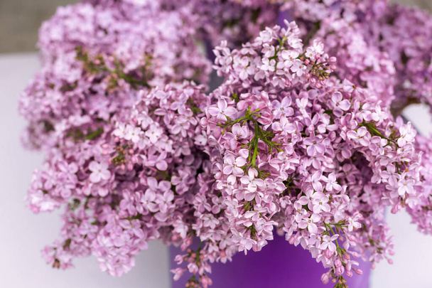 Frühlings-Urlaubskarte mit Blumenstrauß von Syringa vulgaris lila Fliederblüte Nahaufnahme - Foto, Bild