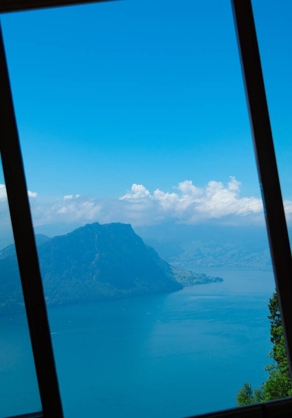Mirando por la ventana del engranaje para montar Rigi, Suiza - Foto, Imagen