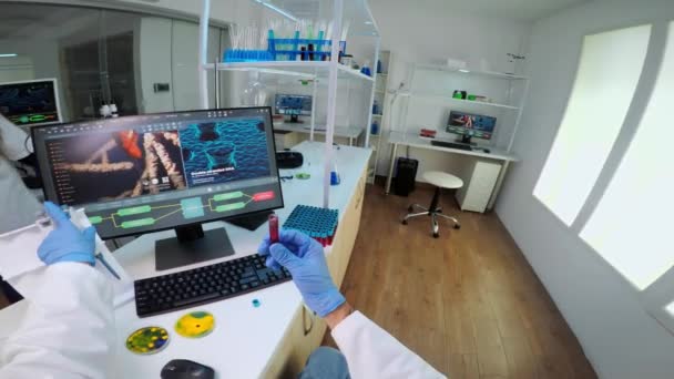 POV του επιστήμονα που χρησιμοποιεί μικροσιφώνιο για την ανάλυση δείγματος αίματος βάζοντας σε τρυβλίο petri - Πλάνα, βίντεο