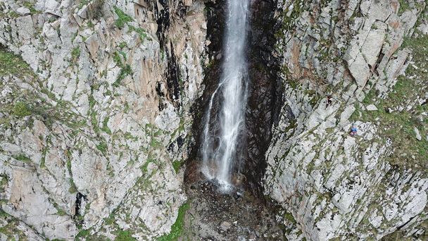 Alta cascata tra le rocce. Vista da un drone. - Foto, immagini