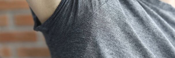 Uomo ascella sudata con mano sollevata - Foto, immagini