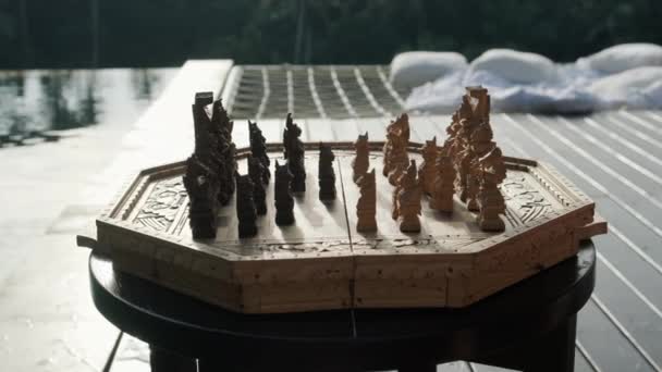 Velho xadrez de madeira vintage e um tabuleiro de xadrez miserável - Filmagem, Vídeo