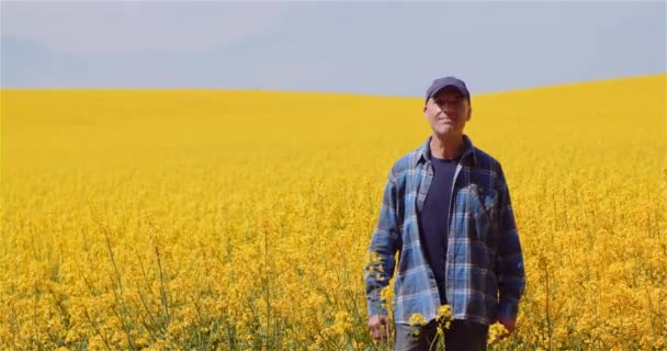 Retrato de agricultor agrícola que trabalha na fazenda - Filmagem, Vídeo