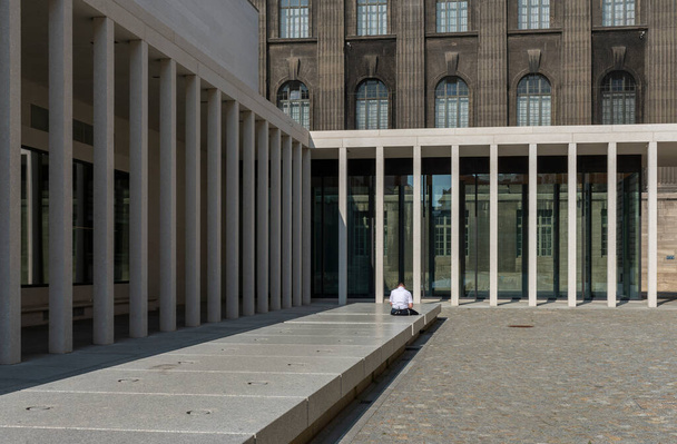 Туристы посещают галерею Джеймса Саймона на Берлинском музейном острове - Фото, изображение